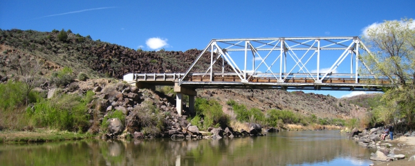 Le pont de la NM-567 qui traverse la Rio Grande Gorge, près de Taos, au Nouveau-Mexique.