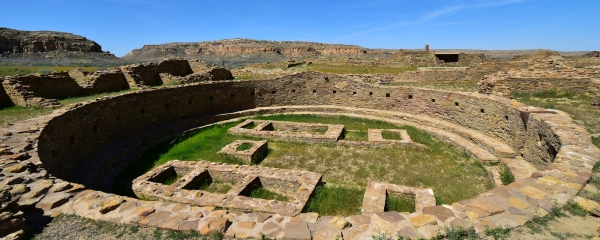Vue sur l'immense kiva de Pueblo Bonito, à Chaco Culture National Historical Park, au Nouveau-Mexique.