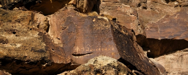 Zoom sur Santa Panel, un panneau inaccessible trouvé à Nine Mile Canyon, dans l'Utah.